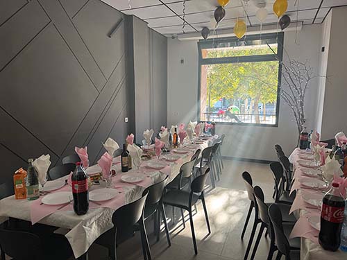 Sala con iluminación de fiesta